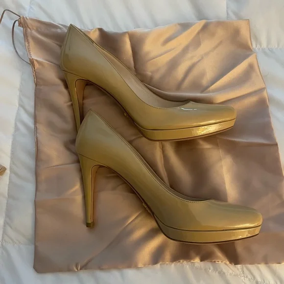 Prada 38.5 patent pumps with slight platform. Hardly worn! - Picture 7 of 8